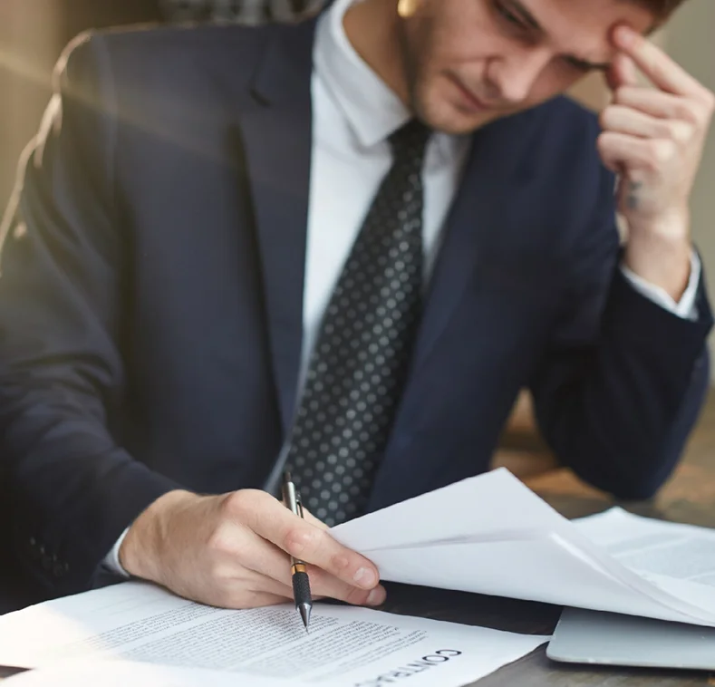 Notario revisando documentos